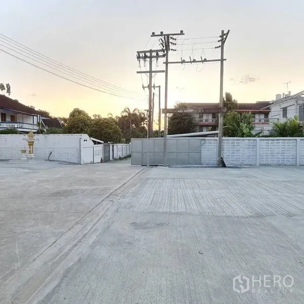 คลังสินค้า ให้เช่าในPrawet, Bangkok - ทางเข้า-ลานคอนกรีตกว้างด้านหน้าโครงการ พร้อมเสาไฟฟ้า