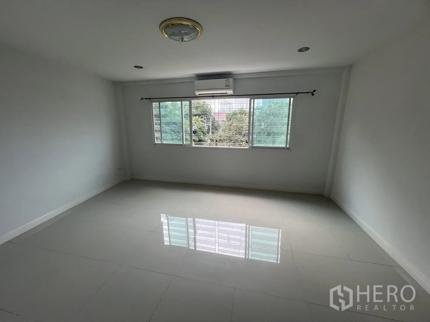 สำนักงานที่บ้าน ให้เช่าในKhlong Toei, Bangkok - ห้องนอนสว่าง หน้าต่างบานใหญ่ เครื่องปรับอากาศ และพื้นเงา