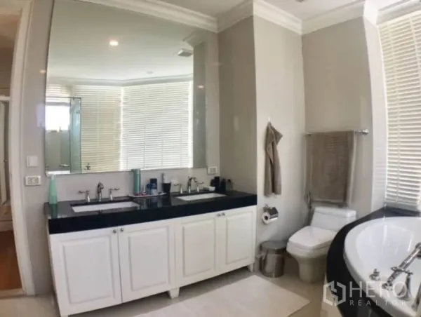 คอนโด ให้เช่าในWatthana, Bangkok - ห้องน้ำกว้างมีอ่างล้างหน้าแบบคู่ กระจกบานใหญ่ อ่างอาบน้ำ และโถสุขภัณฑ์