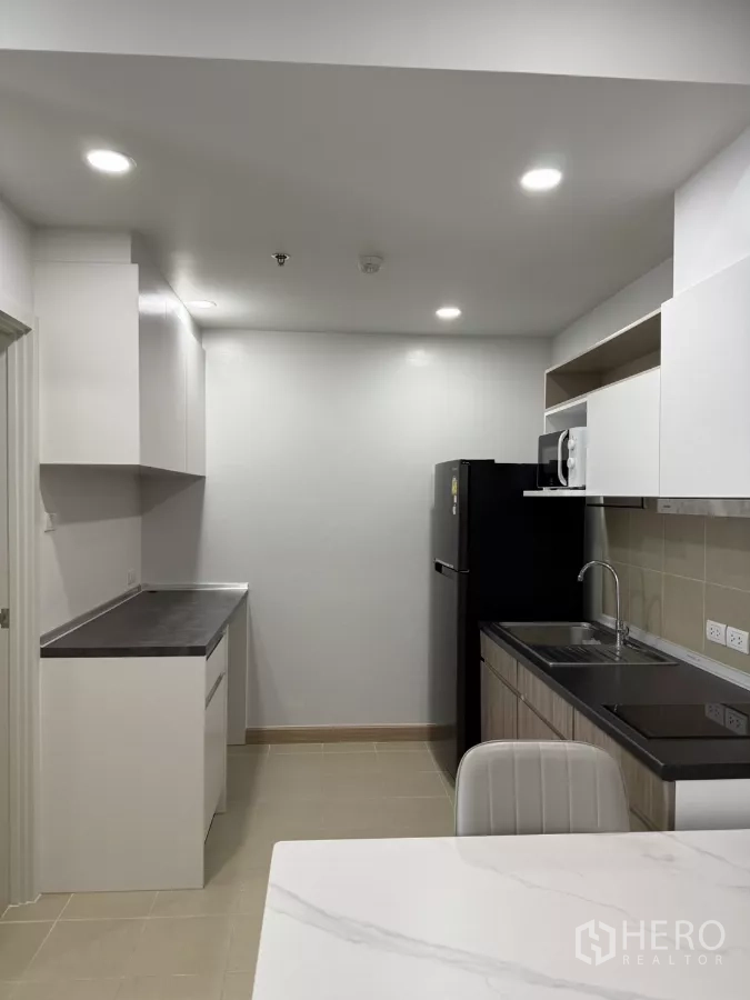 คอนโด ให้เช่าในKhlong Toei, Bangkok - ครัวทรงแคบยาวพร้อมพื้นที่เตรียมอาหารเพิ่มและไฟดาวน์ไลท์