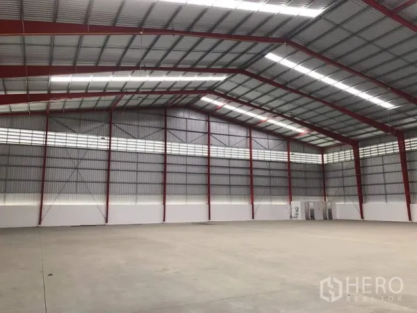 คลังสินค้า ให้เช่าในPak Kret, Nonthaburi - ภายในโกดังโปร่ง โครงเหล็กสีแดง แผ่นสกายไลท์ พื้นคอนกรีต