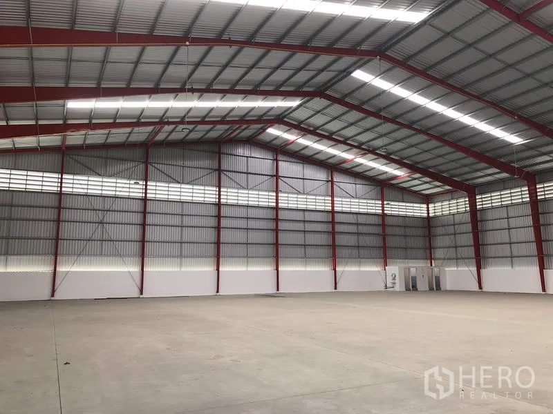 คลังสินค้า ให้เช่าในPak Kret, Nonthaburi - ภายในโกดังโปร่ง โครงเหล็กสีแดง แผ่นสกายไลท์ พื้นคอนกรีต