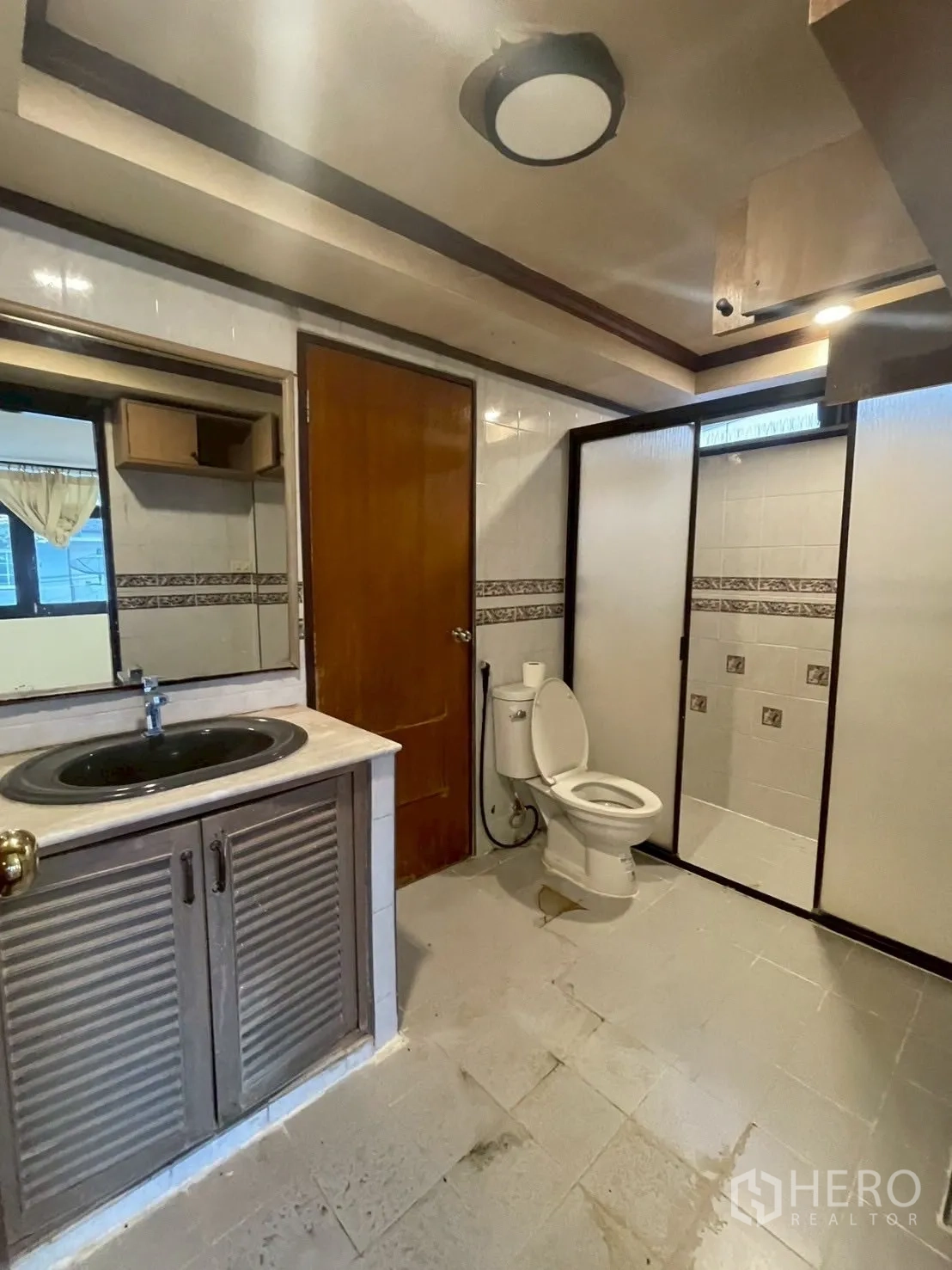 独立式住宅 出租在Watthana, Bangkok - 宽敞浴室，带盥洗台、镜子、马桶与独立淋浴间。