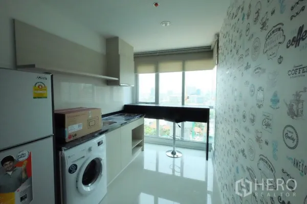 公寓 出租在Sathon, Bangkok - 带窗厨房，冰箱、洗衣机、吊柜与吧台，可眺望曼谷城市天际线。