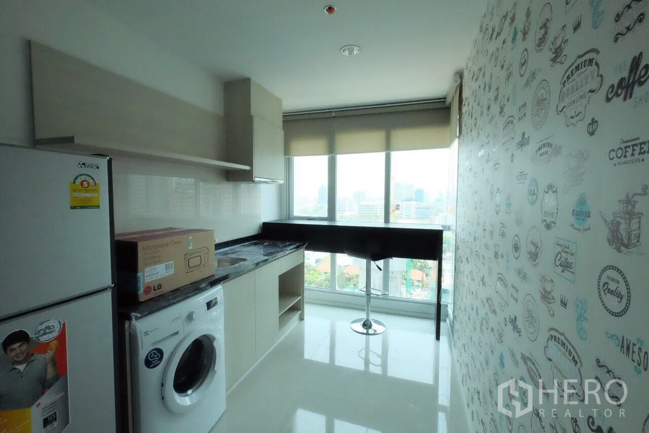 公寓 出租在Sathon, Bangkok - 带窗厨房，冰箱、洗衣机、吊柜与吧台，可眺望曼谷城市天际线。