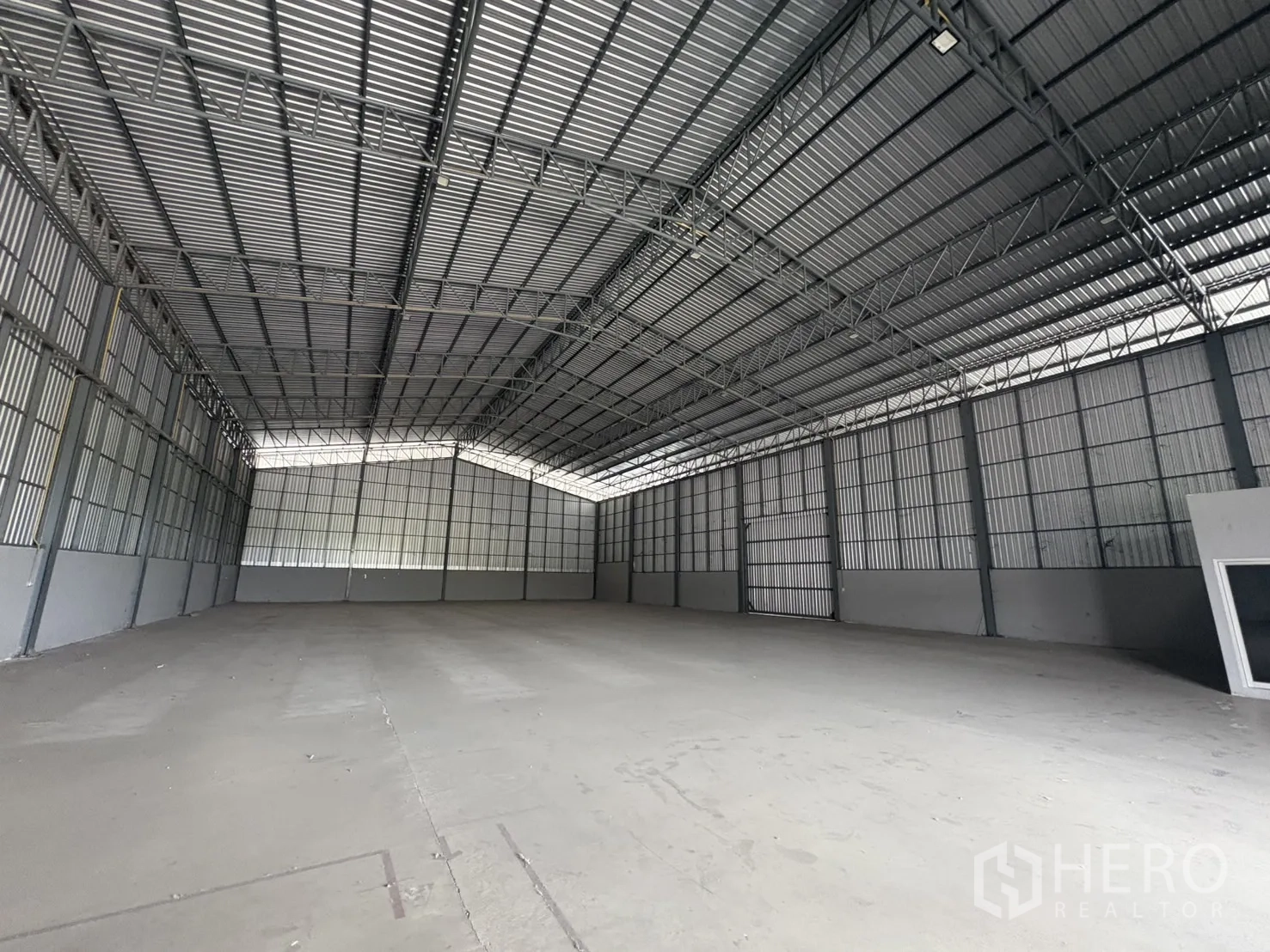 คลังสินค้า ให้เช่าในMueang Samut Prakan, Samut Prakan - ภาพกว้างภายใน แสดงโครงสร้างสแปนกว้าง แผงช่องแสง และประตูโหลดขนาดใหญ่.