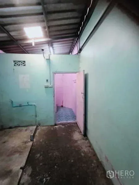 货栈 出售在Khlong Luang, Pathum Thani - 通往卫生间的走廊，薄荷绿墙面与水泥地