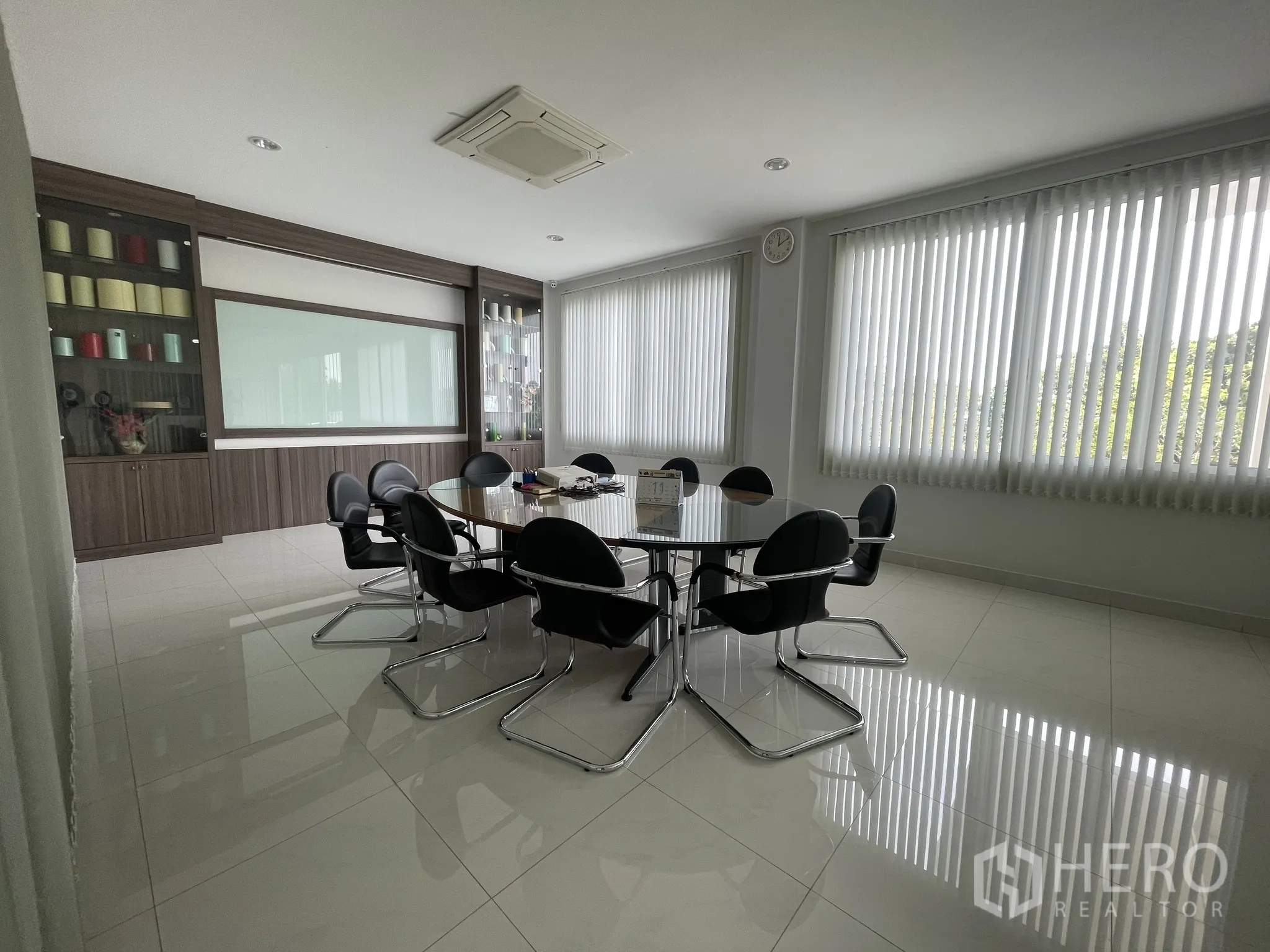Warehouse for sale in Lat Lum Kaeo, Pathum Thani - Glass‑front meeting room with round table and built‑in cabinetry.
