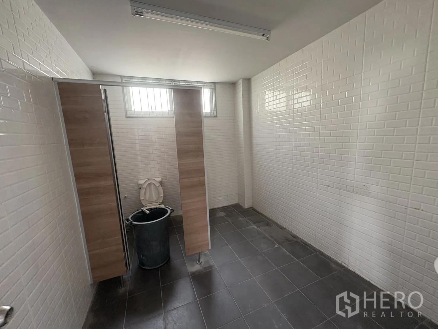 货栈 出租在Ban Phaeo, Samut Sakhon - 另一卫生间角度，隔断间与白色仿砖墙面瓷砖。