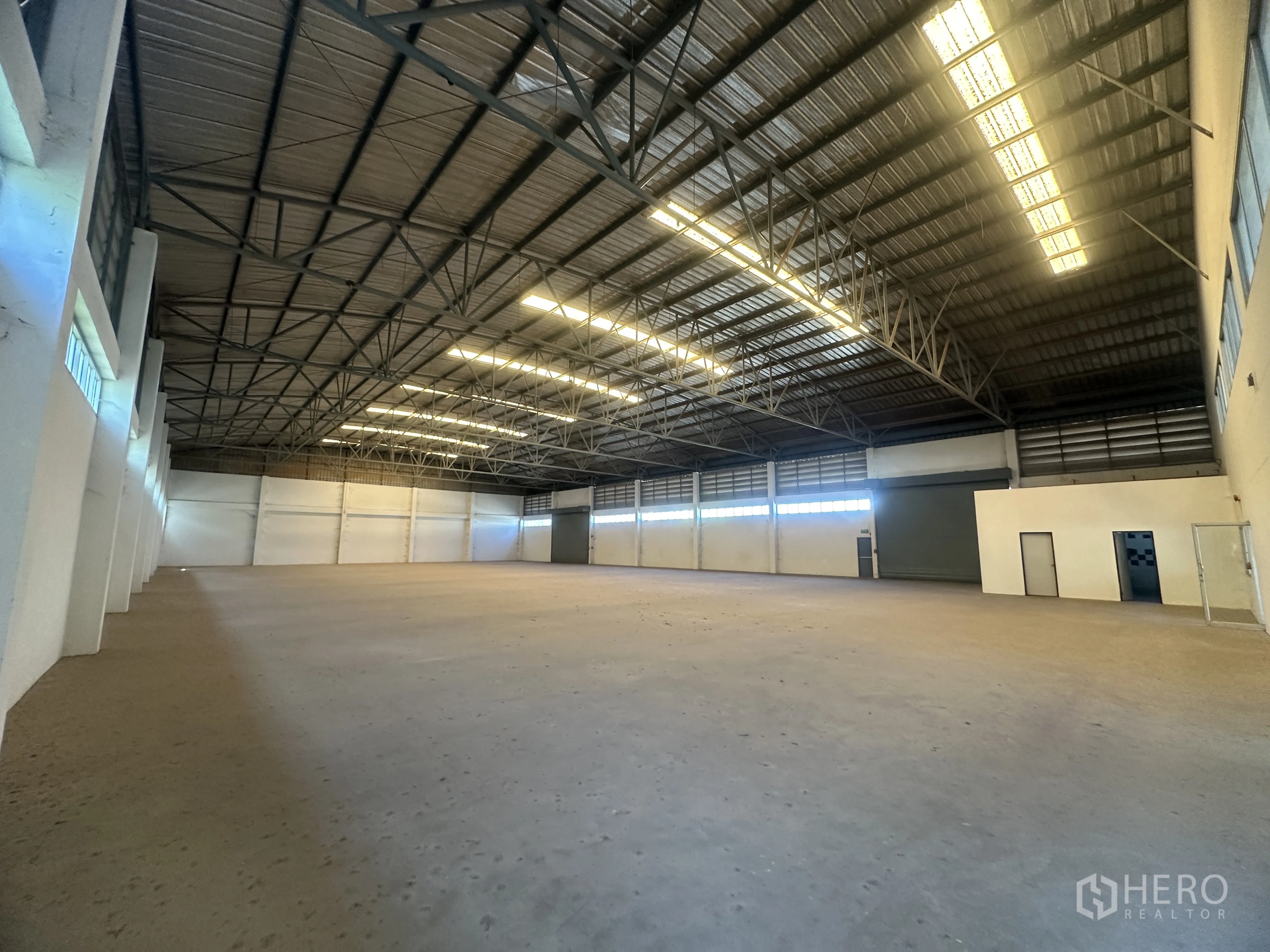 โรงงาน for rent in Bang Pa-in, Phra Nakhon Si Ayutthaya - พื้นที่คลังสินค้ามีประตูม้วนหลายจุด ห้องบริการภายใน และเพดานสูง