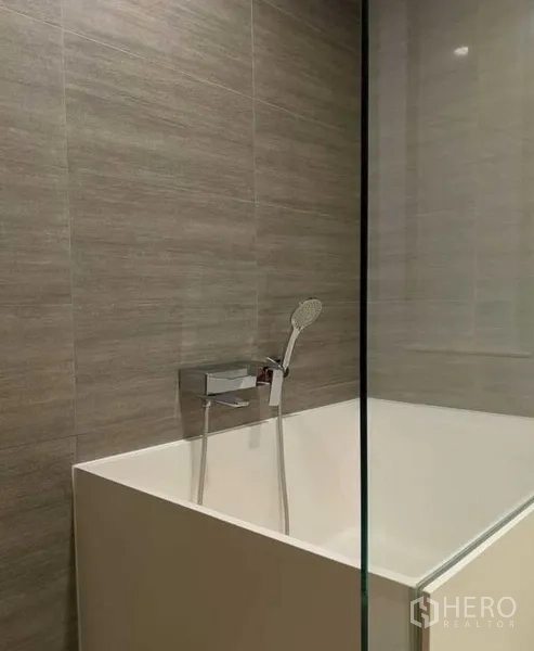 คอนโด ให้เช่าในWatthana, Bangkok - ห้องน้ำสไตล์โมเดิร์น อ่างอาบน้ำลึก ฝักบัวมือถือ ผนังกระเบื้องสีเทา