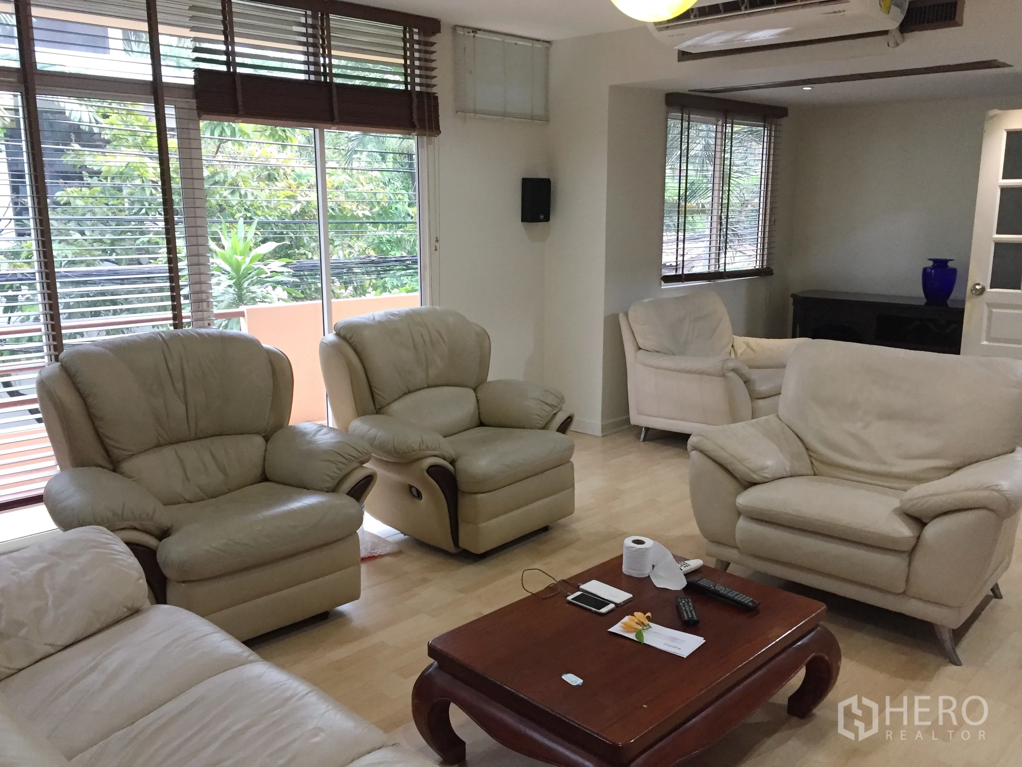Detached House for rent in Watthana, Bangkok - Upper lounge with cream leather sofas, wood flooring and wide windows.