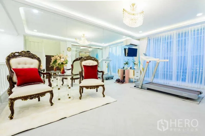 联排别墅 出租在Lat Phrao, Bangkok - 多功能健身房，整面镜墙、跑步机和古典单椅