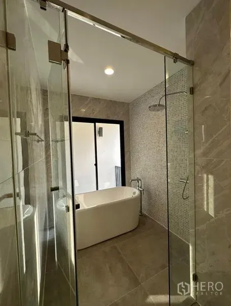 联排别墅 出租在Yan Nawa, Bangkok - 现代化浴室，独立浴缸、顶喷花洒与玻璃隔断