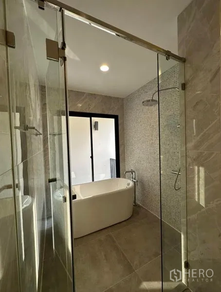 联排别墅 出租在Yan Nawa, Bangkok - 现代化浴室，独立浴缸、顶喷花洒与玻璃隔断