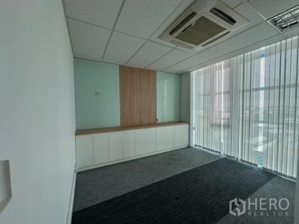 สำนักงาน ให้เช่า - ห้องทำงานส่วนตัวพร้อมตู้บิวท์อิน พื้นพรม และมู่ลี่กระจกสูงจรดพื้น