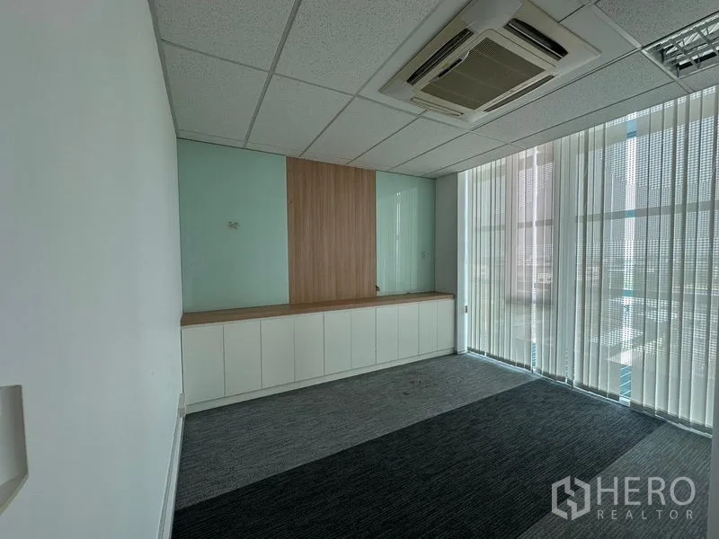 สำนักงาน ให้เช่า - ห้องทำงานส่วนตัวพร้อมตู้บิวท์อิน พื้นพรม และมู่ลี่กระจกสูงจรดพื้น