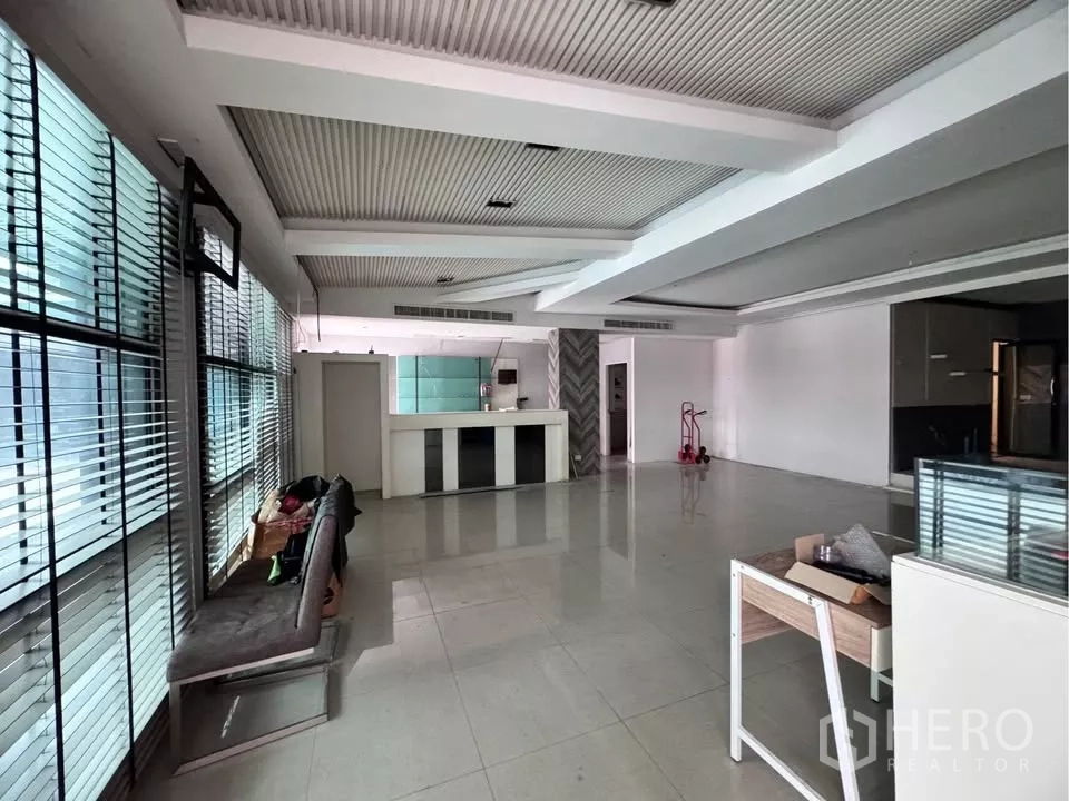零售空间 出租在Watthana, Bangkok - 采光明亮的营业大厅，百叶窗、接待台与格栅天花。