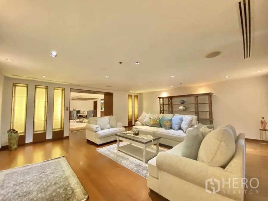 คอนโด ให้เช่าหรือขายในWatthana, Bangkok - ห้องนั่งเล่นกว้าง พื้นไม้ โซฟานุ่ม แสงไฟซ่อน และชั้นบิวท์อิน