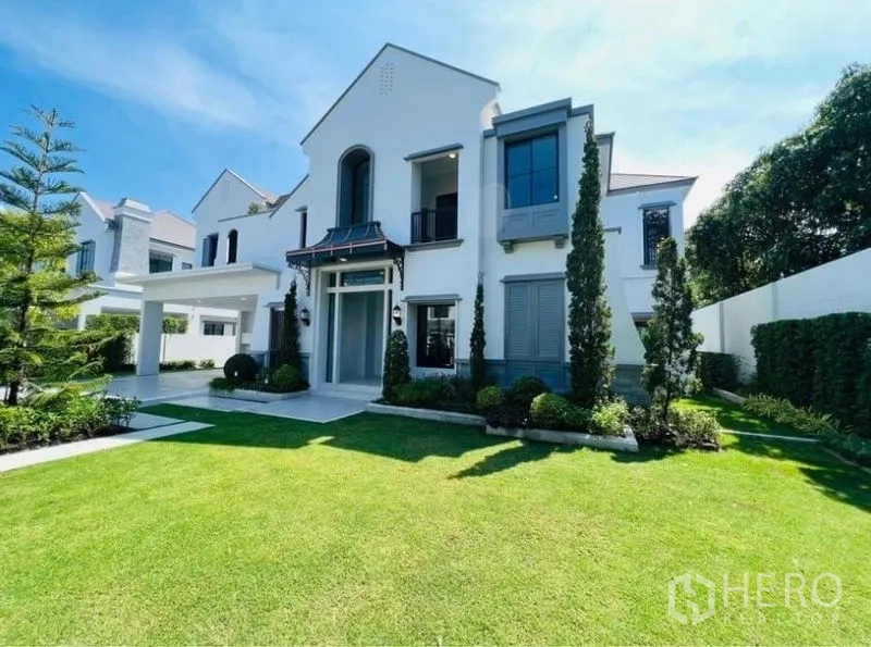 Detached House for rent or sale in Saphan Sung, Bangkok - Two-storey luxury detached house with manicured lawn and tall windows in Saphan Sung, Bangkok.