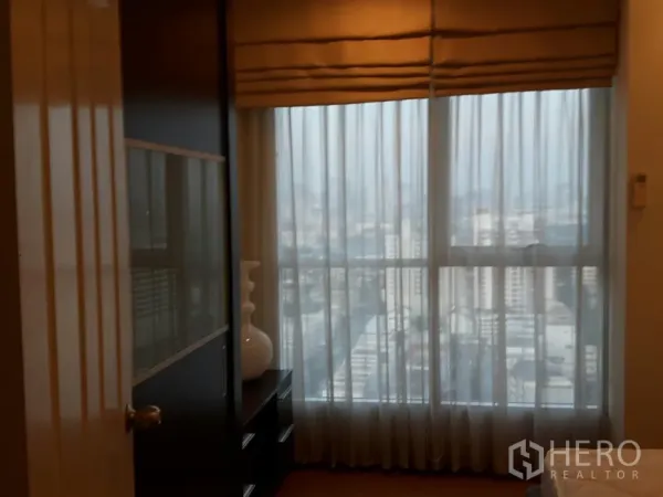 คอนโด ให้เช่าในYan Nawa, Bangkok - ห้องนอนที่สองพร้อมม่านโปร่งและหน้าต่างสูงมองเห็นวิวเมือง