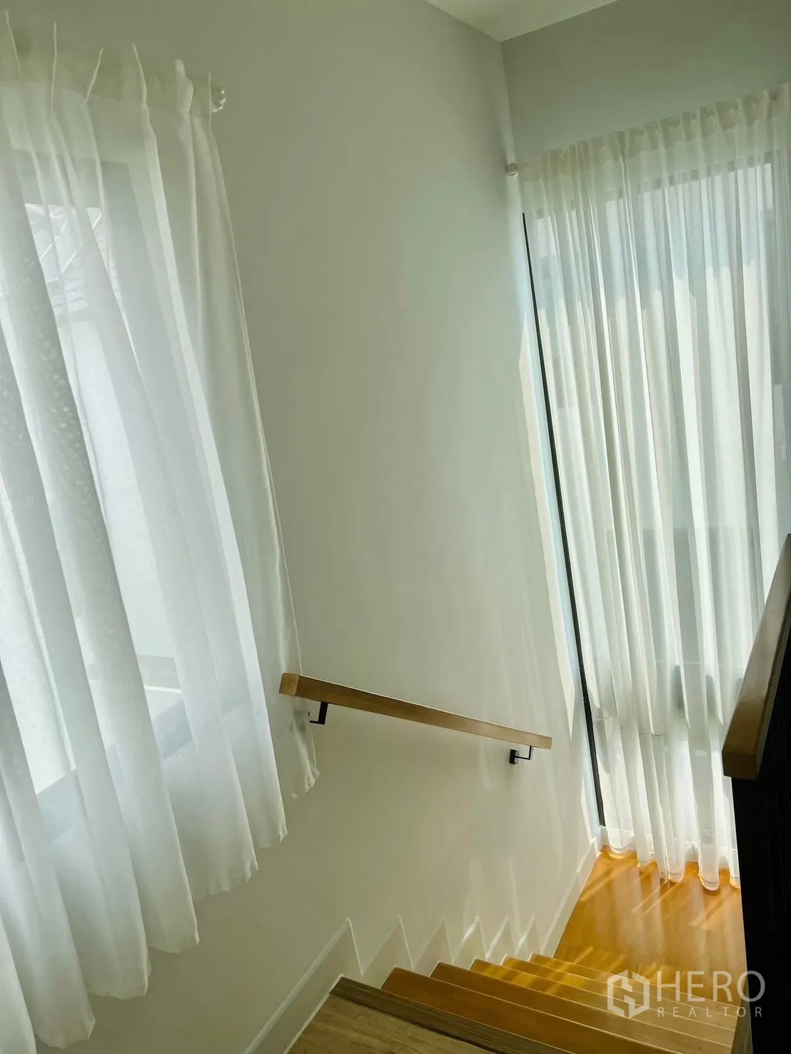 บ้าน ให้เช่าในBang Sao Thong, Samut Prakan - บันไดไม้พร้อมผ้าม่านโปร่ง รับแสงธรรมชาติ