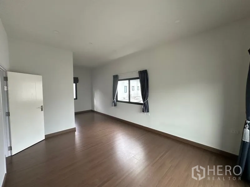Detached House for sale in Khlong Sam Wa, Bangkok - Large upstairs bedroom with wood floors and multiple windows