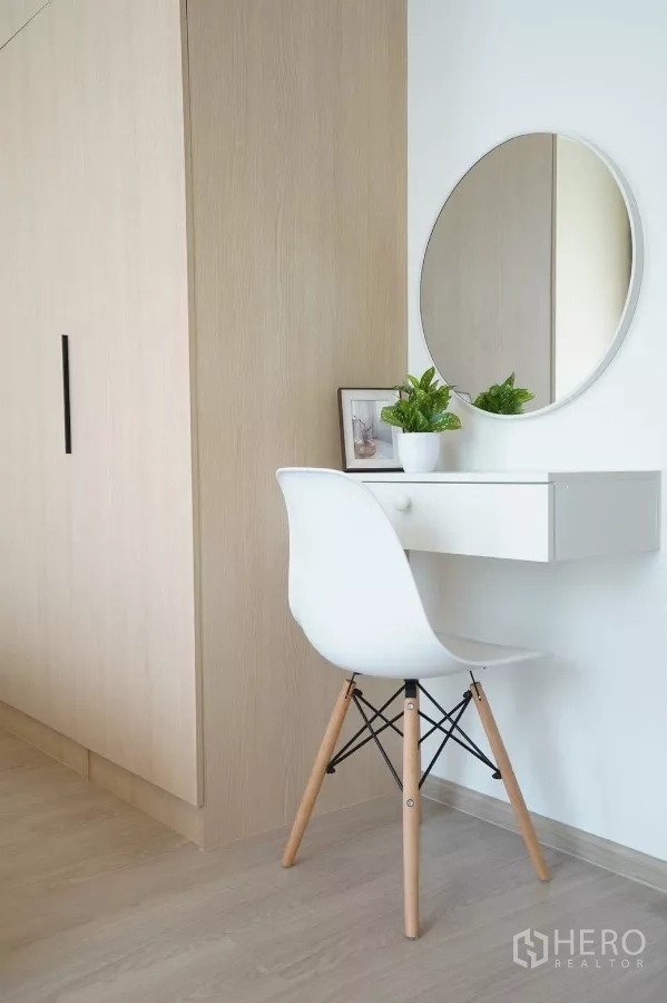 ทาวน์เฮาส์ ให้เช่าในBang Phli, Samut Prakan - มุมโต๊ะเครื่องแป้งมินิมอล กระจกกลม เก้าอี้สีขาว และกระถางต้นไม้