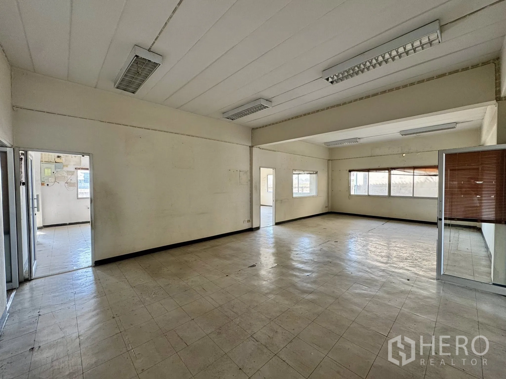 货栈 for rent in Mueang Samut Sakhon, Samut Sakhon - 宽敞办公大厅，多扇窗和荧光灯。