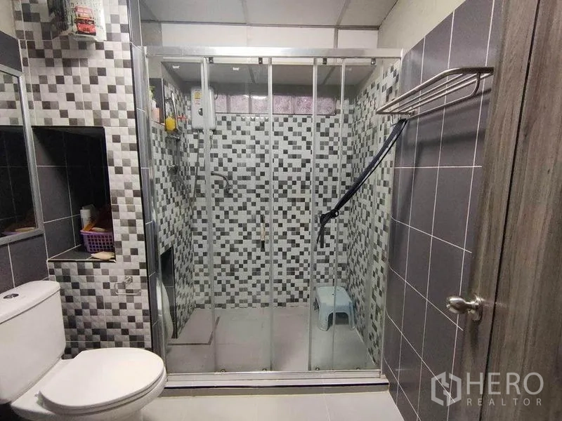 Townhouse for sale in Bang Phlat, Bangkok - Close-up of the walk-in shower with sliding glass doors and patterned tiles.