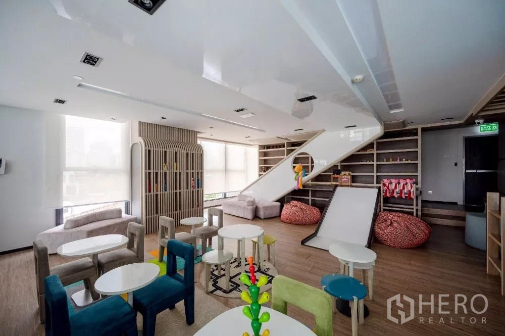 公寓 出租或出售在Khlong Toei, Bangkok - 健身房配有有氧器械、力量设备与拳击柱。