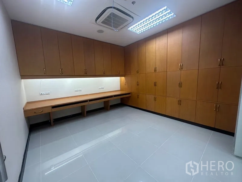 办公空间 出租在Suan Luang, Bangkok - 私密工作间，通顶柜与嵌入式书桌