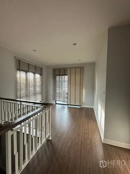 บ้าน ให้เช่าหรือขายในLam Luk Ka, Pathum Thani - พื้นที่โถงบันไดรับแสงดี มีหน้าต่างบานใหญ่ มู่ลี่ และประตูกระจกออกระเบียง