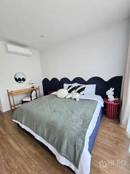 ทาวน์เฮาส์ ให้เช่าในSuan Luang, Bangkok - ห้องนอนอบอุ่น มีหัวเตียงบุ ผโต๊ะทำงาน ติดแอร์ และพื้นไม้