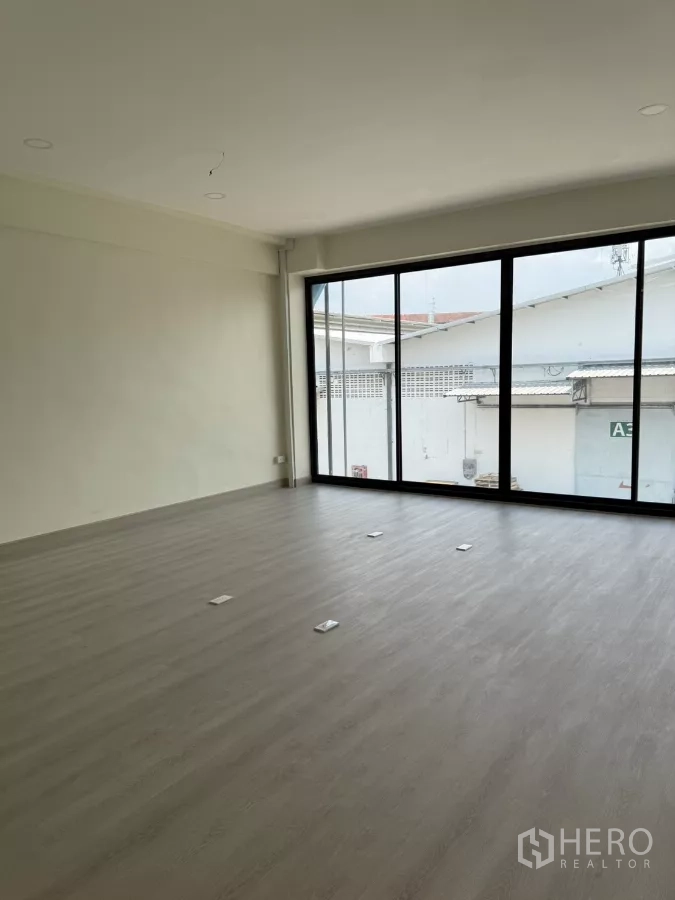 คลังสินค้า ให้เช่าในSuan Luang, Bangkok - ห้องทำงานสว่าง พร้อมประตูกระจกบานเลื่อนแบบเต็มผนัง