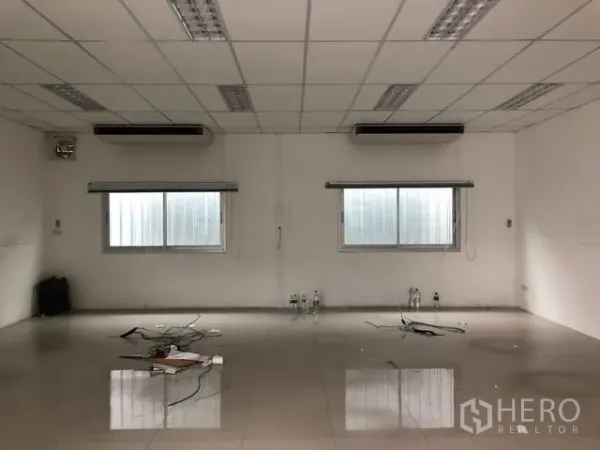 ที่ดิน ให้เช่าในPhra Khanong, Bangkok - ห้องออฟฟิศโล่ง พื้นกระเบื้อง ฝ้าทีบาร์ ไฟแสงสว่าง และแอร์ผนัง
