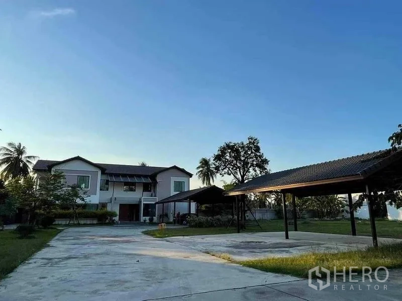 คลังสินค้า ขายในChon Buri - ลานกว้างพร้อมโรงจอดรถแบบมีหลังคา และอาคารสำนักงาน 2 ชั้นด้านหลัง