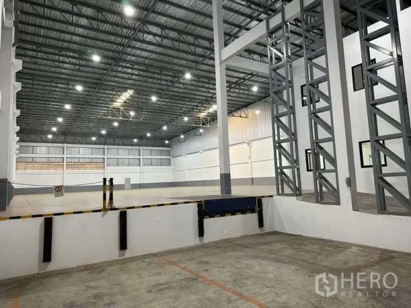 โรงงาน ให้เช่าหรือขายในBang Phli, Samut Prakan - โซนท่าขนถ่ายสินค้าพร้อมด็อคเลเวลเลอร์และโครงสร้างเหล็ก มองสู่พื้นที่คลัง
