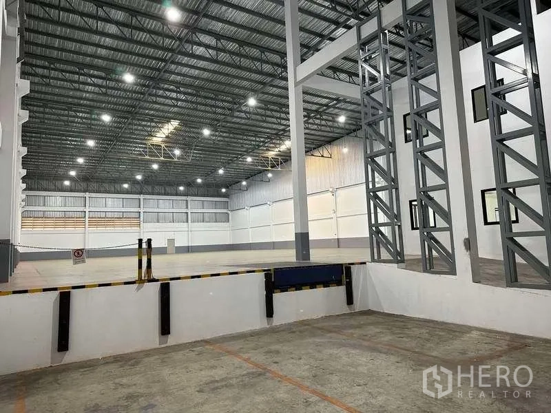 โรงงาน ให้เช่าหรือขายในBang Phli, Samut Prakan - โซนท่าขนถ่ายสินค้าพร้อมด็อคเลเวลเลอร์และโครงสร้างเหล็ก มองสู่พื้นที่คลัง