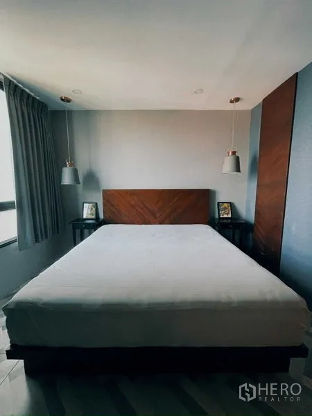 公寓 出租在Suan Luang, Bangkok - 主卧配大床、木质床头与吊灯