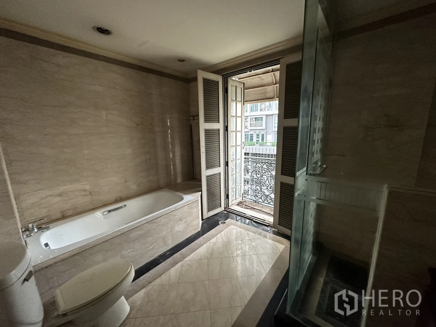 สำนักงานที่บ้าน ให้เช่าในHuai Khwang, Bangkok - ห้องน้ำเปิดออกสู่ระเบียงราวเหล็กดัด ข้างอ่างอาบน้ำและตู้กระจกอาบน้ำ