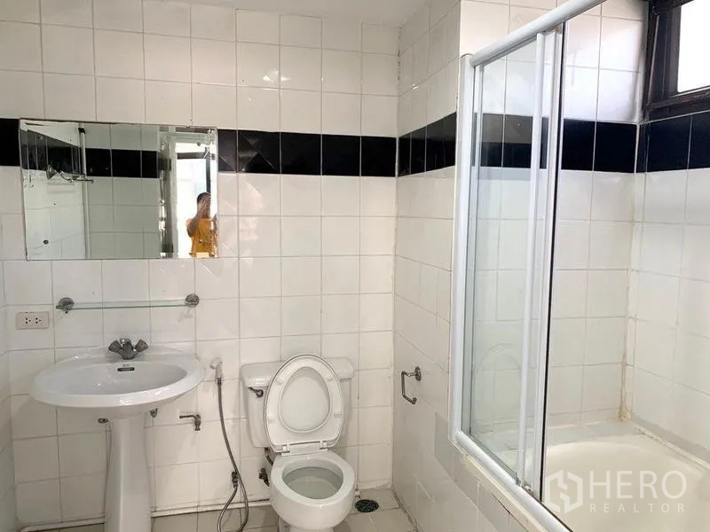 公寓 出租 - 明亮卫生间，柱盆、坐便与带玻璃挡板的浴缸。