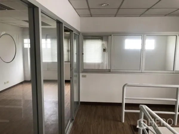 工厂 出租或出售在Bang Lamung, Chon Buri - 带玻璃隔断的办公室，木纹地板，推拉门与百叶窗。