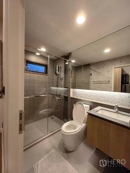 独立式住宅 出租在Bang Kapi, Bangkok - 现代浴室，玻璃干湿分离与通长镜面