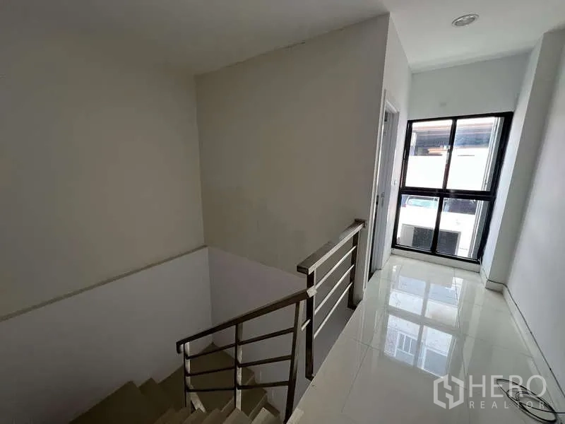 สำนักงานที่บ้าน ให้เช่าในSuan Luang, Bangkok - ชานบันไดมีราวสแตนเลสและหน้าต่างสูงรับแสงธรรมชาติ