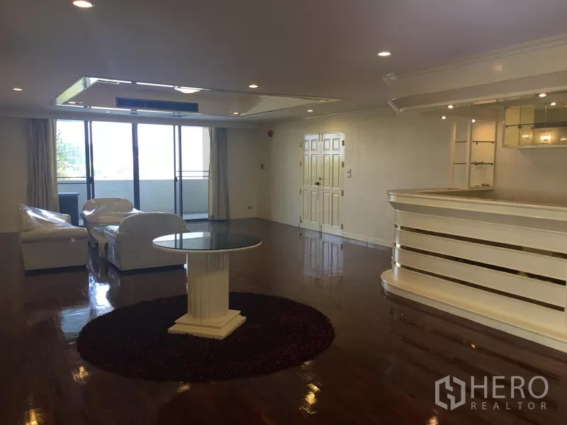 คอนโด ให้เช่าในWatthana, Bangkok - ห้องนั่งเล่นกับโต๊ะกลม บาร์ และทางออกสู่ระเบียงกว้าง