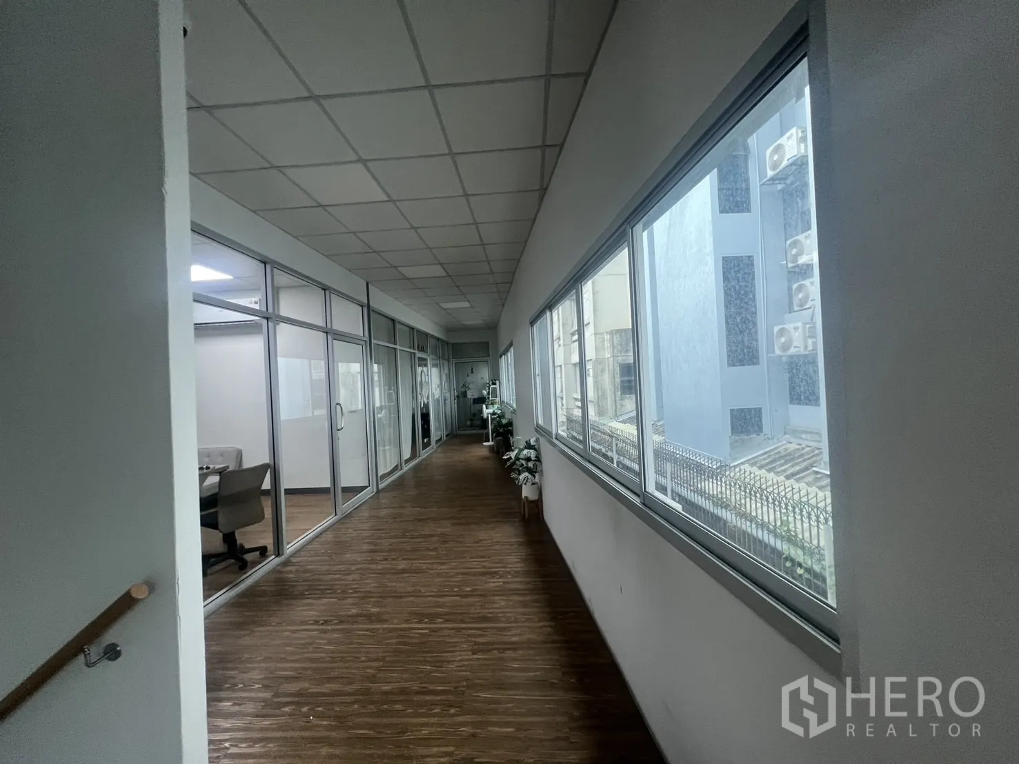 พื้นที่ขายปลีก ให้เช่า - โถงทางเดินพร้อมหน้าต่างบานใหญ่และห้องกระจกเรียงตามแนวทางเดิน