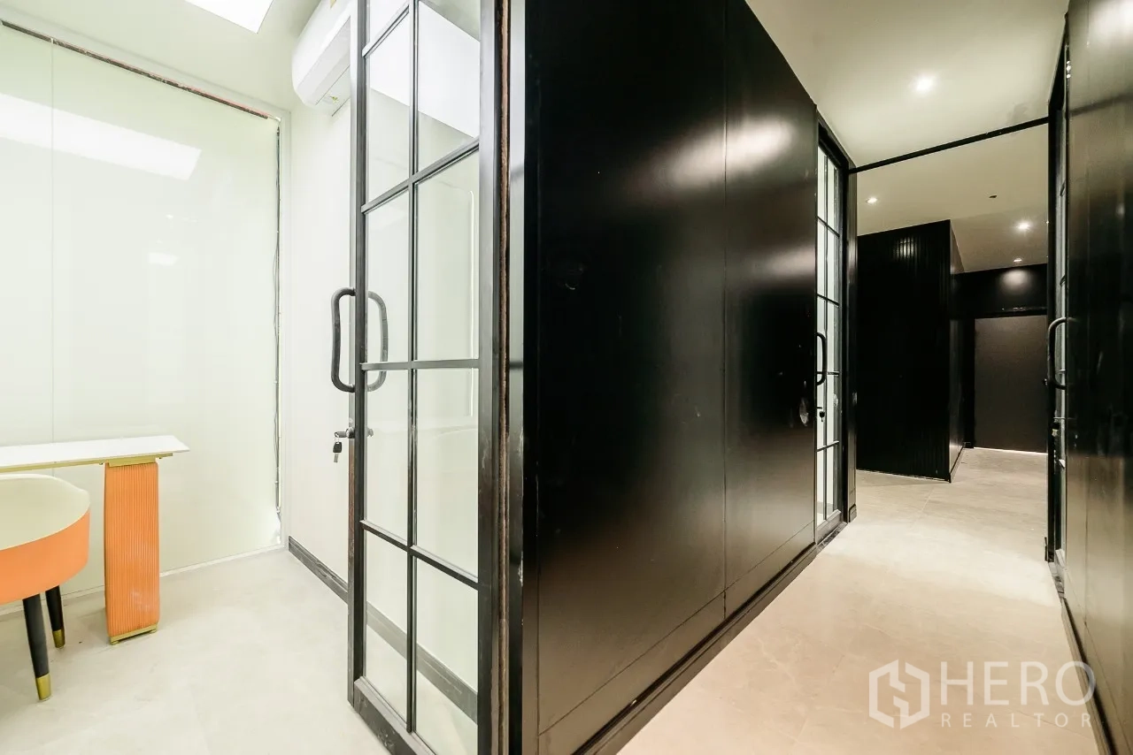 办公空间 出租或出售在Huai Khwang, Bangkok - 玻璃门进入的迷你咨询室，极简布置。