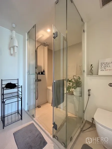 คอนโด ขายในKhlong San, Bangkok - ห้องน้ำร่วมสมัยพร้อมตู้ Shower กระจกและสายชำระ