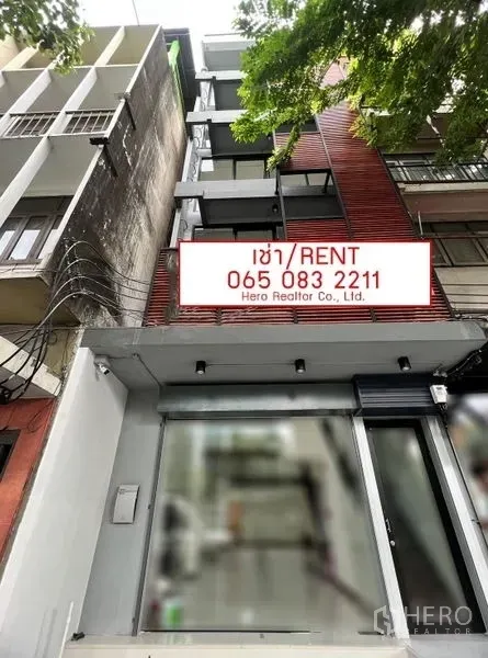 อาคารพาณิชย์ ให้เช่าในKhlong Toei, Bangkok - ด้านหน้าอาคารพาณิชย์กระจกทั้งบานพร้อมป้ายให้เช่า